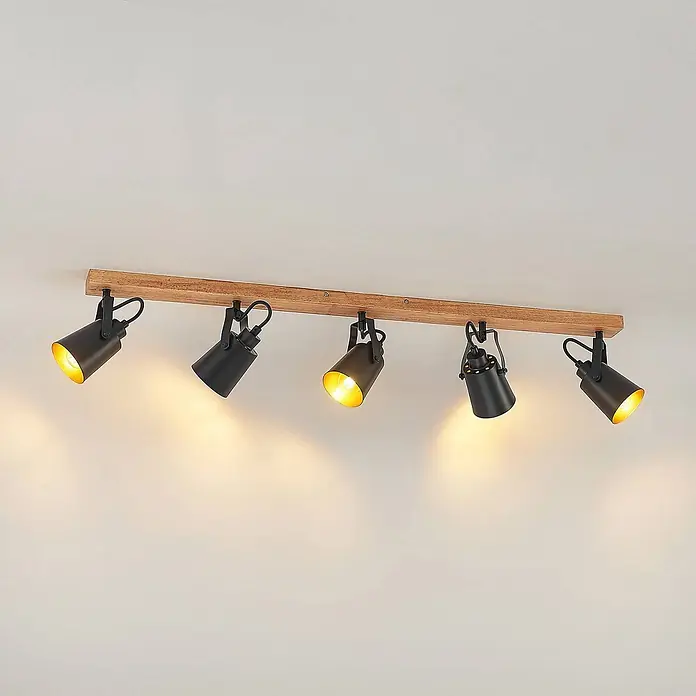 Lindby Deckenstrahler Kimban - L x B x H: 106,5 x 8,3 x 15,8 cm, Holz dunkel, schwarz, E14 - Fünf schwarze Metallstrahler an einer Deckenleiste aus Holz, warmes Licht ausstrahlend.