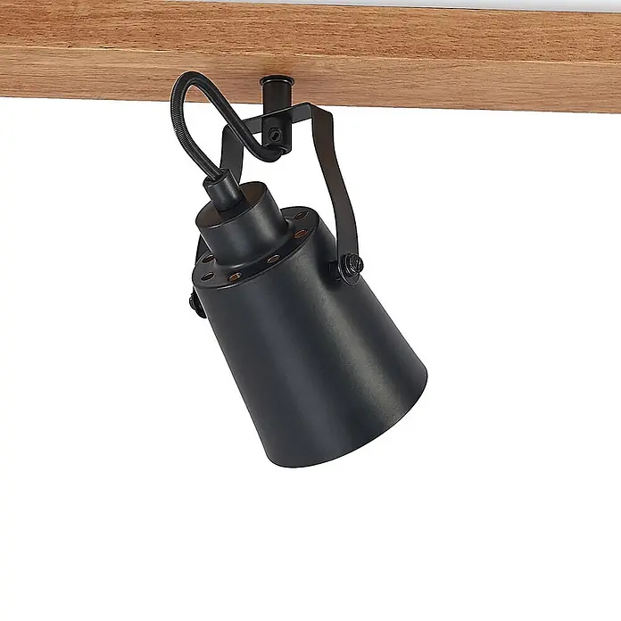 Lindby Deckenstrahler Kimban - L x B x H: 106,5 x 8,3 x 15,8 cm, Holz dunkel, schwarz, E14 - Schwarzer Metall-Spotlight mit verstellbarem Kopf, montiert an einem hellbraunen Holzbalken.