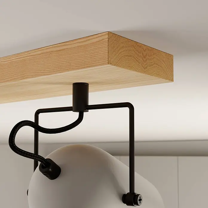 Lindby Deckenstrahler Adalin - Holz hell, alu / grau / zink, E14 - Moderne schwarze Metallleuchte mit geflochtenem Kabel und weißem Schirm, unter einem Holzbalken montiert.
