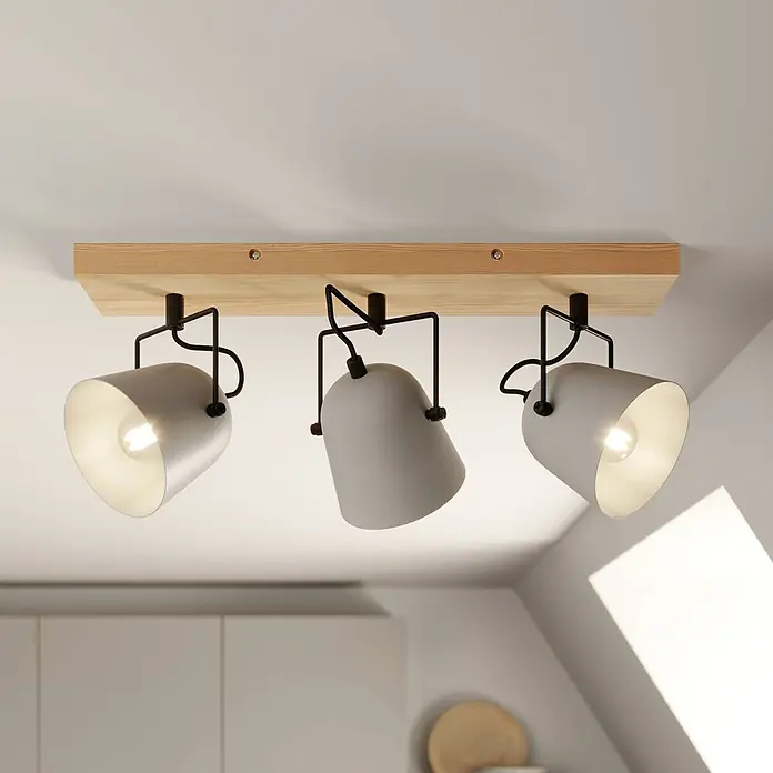 Lindby Deckenstrahler Adalin - Holz hell, alu / grau / zink, E14 - Drei-flammiger Deckenstrahler mit hellem Holzsockel und grauen Metallschirmen, mit schwarzen Rahmen, an der Decke montiert.