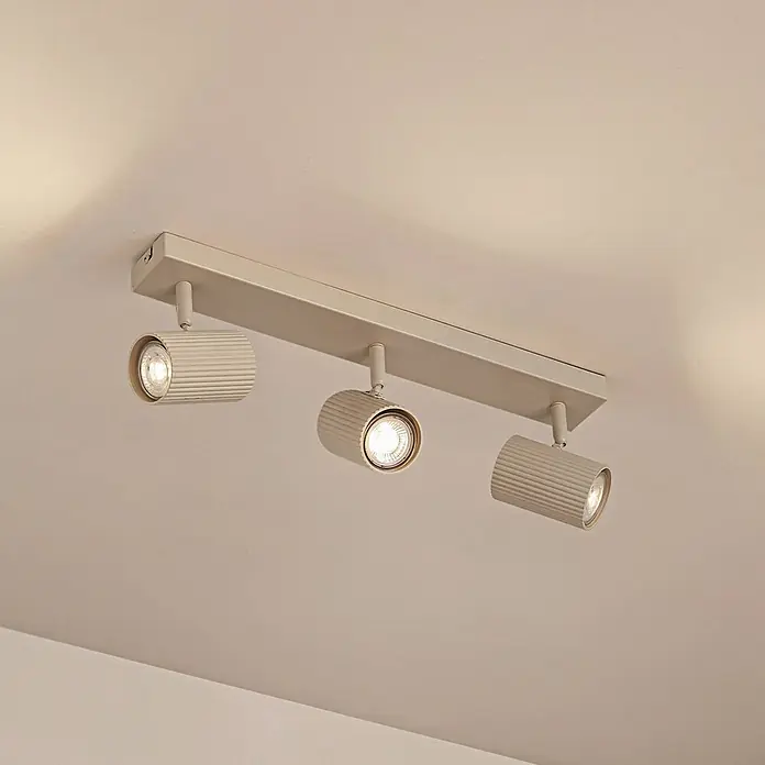 Lindby Deckenstrahler Kardis - L x B x H: 45 x 6 x 16 cm, creme / amber, creme / amber, GU10 - Creme/beige Deckenstrahler mit drei geriffelten, verstellbaren Spots, die nach unten leuchten.
