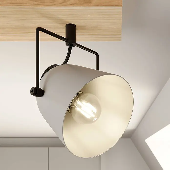 Lindby Deckenstrahler Adalin - Holz hell, alu / grau / zink, E14 - Weißer Metall-Strahler mit schwarzer Halterung und geflochtenem Kabel, an heller Holzdecke montiert.