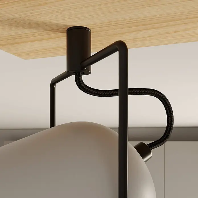 Lindby Deckenstrahler Adalin - Holz hell, alu / grau / zink, E14 - Nahaufnahme einer modernen Deckenleuchte mit schwarzem Metallgestell, schwarzem geflochtenem Kabel und hellgrauem Schirm, montiert an hellem Holzpaneel.