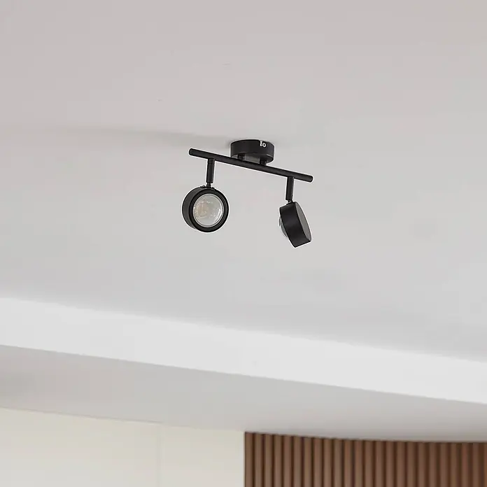 Lindby Deckenstrahler Jyla - schwarz, 2GX53 - Schwarzer Deckenstrahler mit zwei verstellbaren Köpfen an einer horizontalen Stange.