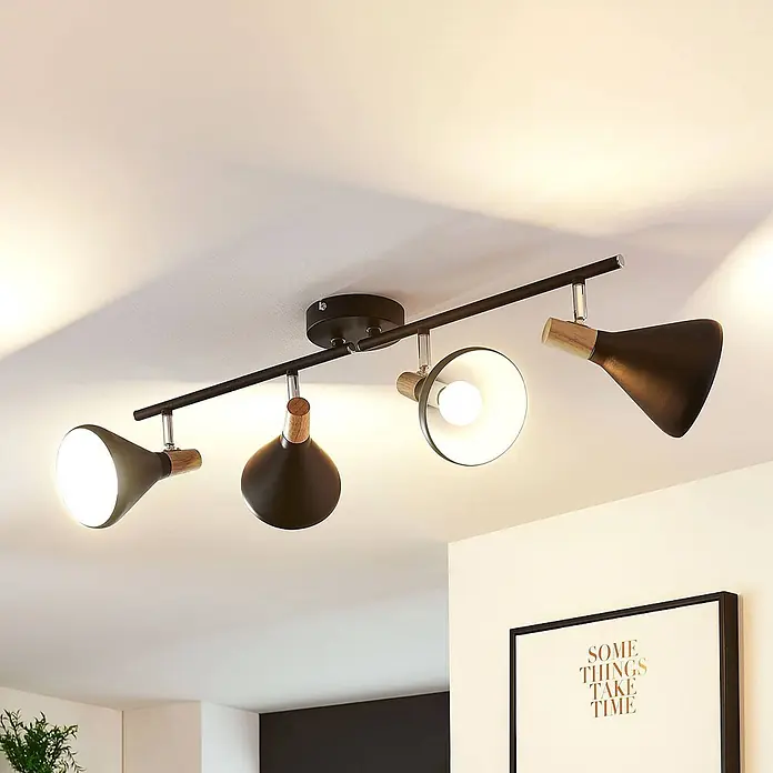 Lindby Deckenstrahler Arina - schwarz, schwarz, E14 - Vierflammige schwarze Deckenleuchte mit Spots aus Metall und Naturholz-Akzenten, an der Decke montiert.