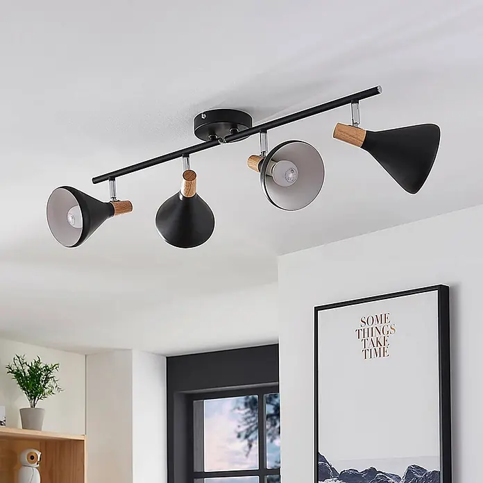 Lindby Deckenstrahler Arina - schwarz, schwarz, E14 - Schwarze Deckenleuchte mit vier verstellbaren Strahlern, schwarzen Schirmen und hellen Holzdetails.