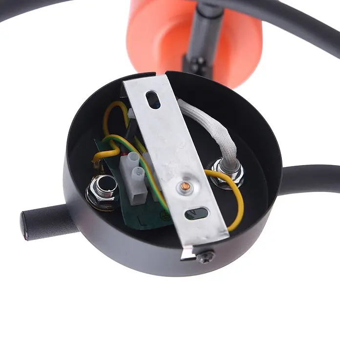 Lindby Deckenstrahler Ovelia - gelb / orange, E27 - Innenansicht einer schwarzen Lampenfassung mit gelben und grünen Kabeln, Klemmleiste und Metallhalterung.