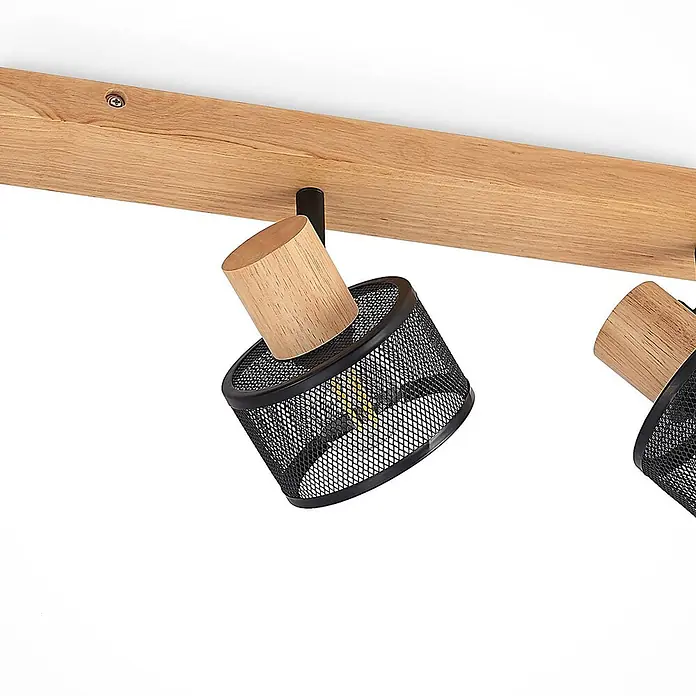 Lindby Deckenstrahler Evinora - Holz dunkel, schwarz, E14 - Deckenstrahler aus Holz mit schwarzen Drahtgeflechtschirmen und Naturholzdetails, auf einem hellen Holzbalken montiert.