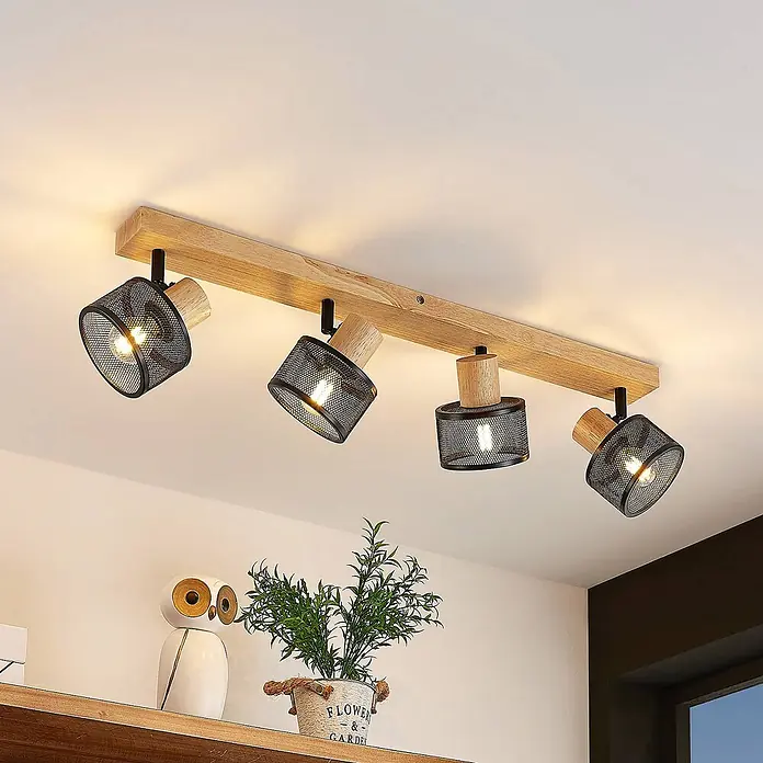 Lindby Deckenstrahler Evinora - Holz dunkel, schwarz, E14 - Deckenleuchte aus Holz mit vier verstellbaren Strahlern, schwarzen Gitterschirmen und Holzdetails, die einen Raum beleuchten.