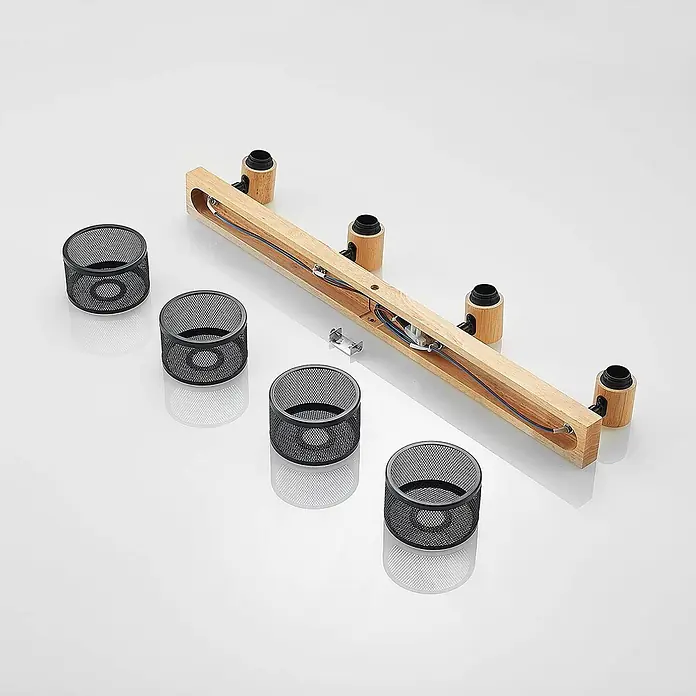 Lindby Deckenstrahler Evinora - Holz dunkel, schwarz, E14 - Zerlegte Deckenleuchte aus Holz mit vier schwarzen Gitterschirmen und vier hellen Holzfassungen, Verkabelung sichtbar.