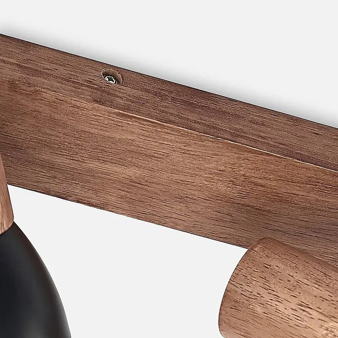 Lindby Deckenstrahler Tonja - L x B x H: 55 x 8 x 14,5 cm, Holz hell, E14 - Braune Holzhalterung mit sichtbarer Schraube, und Teilen schwarzer und hölzerner Lampenkomponenten.