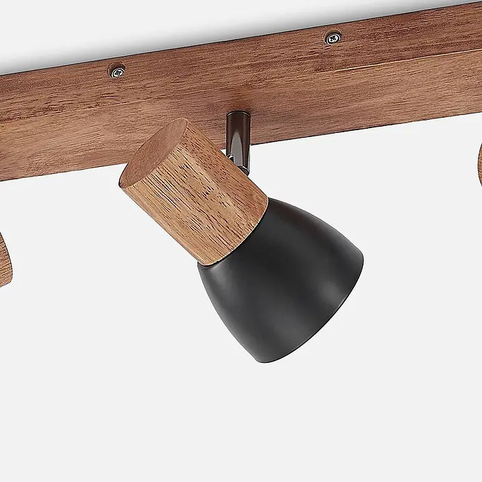 Lindby Deckenstrahler Tonja - L x B x H: 55 x 8 x 14,5 cm, Holz hell, E14 - Deckenstrahler mit Holzbasis und schwarzem konischem Metall-Leuchtkopf, an einem Holzbalken montiert.