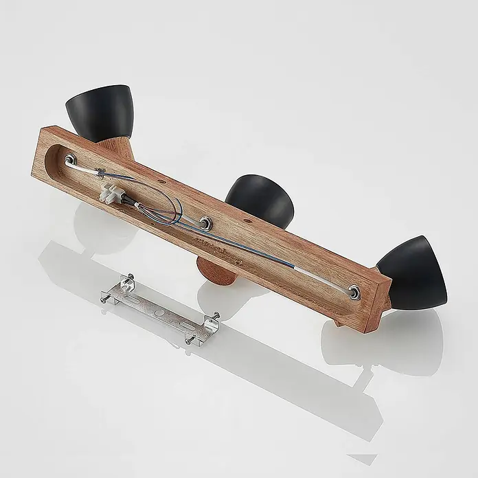 Lindby Deckenstrahler Tonja - L x B x H: 55 x 8 x 14,5 cm, Holz hell, E14 - Unterseite einer Holzleuchte mit drei schwarzen Lampenköpfen, Verkabelung und einer Montagehalterung aus Metall.