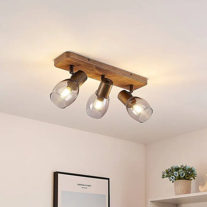 Lindby Deckenstrahler Ineska - Holz dunkel, E14 - Dreiflammiger Deckenstrahler mit Holzbasis, dunklen Metallköpfen und klaren Glasschirmen.