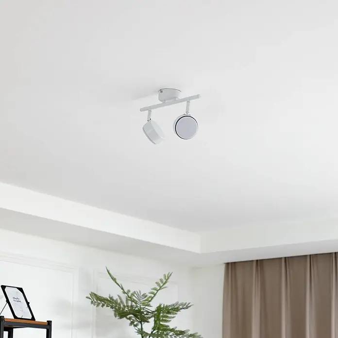 Lindby Deckenstrahler Jyla - weiß / opal, 2GX53 - Weiße Deckenleuchte mit zwei verstellbaren Strahlern, an einer Decke in einem Raum montiert.