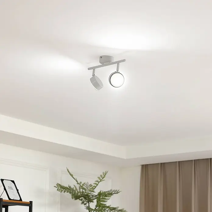 Lindby Deckenstrahler Jyla - weiß / opal, 2GX53 - Weiße Deckenleuchte mit zwei verstellbaren Strahlern. Ein Strahler ist an und beleuchtet die weiße Decke.