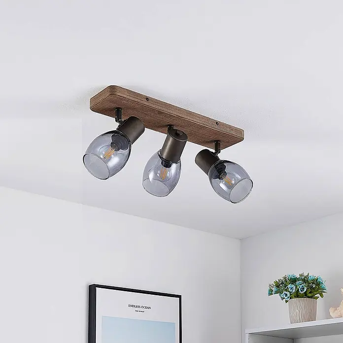 Lindby Deckenstrahler Ineska - Holz dunkel, E14 - Deckenleuchte aus Holz mit drei verstellbaren Strahlern und Rauchglas-Schirmen.