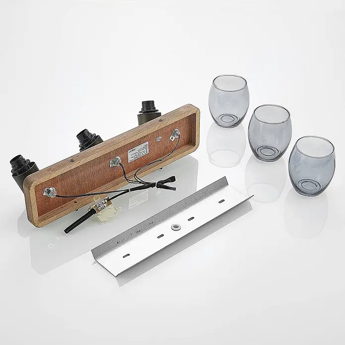 Lindby Deckenstrahler Ineska - Holz dunkel, E14 - Bestandteile einer Leuchte: Holzsockel mit drei schwarzen Fassungen, Verkabelung, Metallhalterung und drei graue Glasschirme.