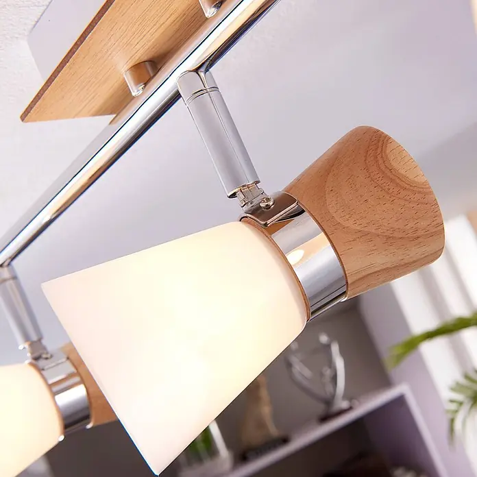 Lindby Deckenstrahler Vivica - Holz hell, E14 - Moderne Deckenleuchte mit heller Holz- und Chrombasis, weißen mattierten Glasschirmen, die einen Raum beleuchten.