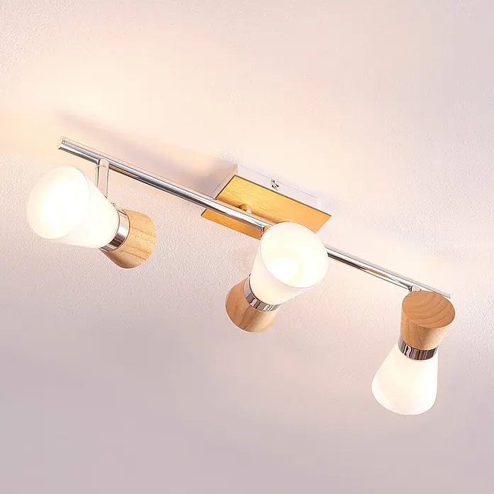 Lindby Deckenstrahler Vivica - Holz hell, E14 - Dreiflammiger Deckenstrahler mit Naturholz-Akzenten, Chromstange und Milchglasschirmen.