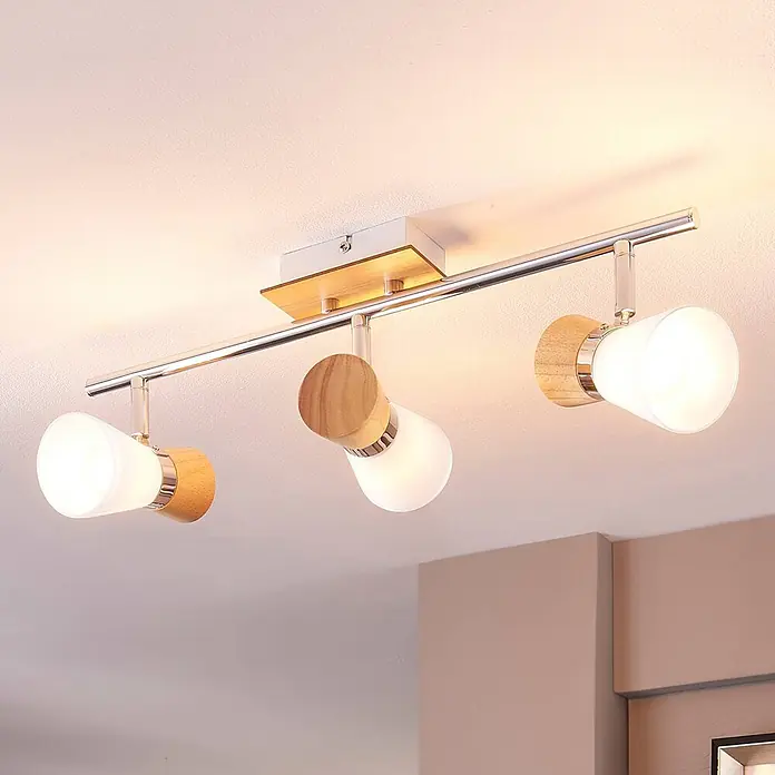 Lindby Deckenstrahler Vivica - Holz hell, E14 - Deckenstrahler-Schiene mit drei verstellbaren Lichtern, Chromdetails, Holzsockeln und weißen Glas-Lampenschirmen.