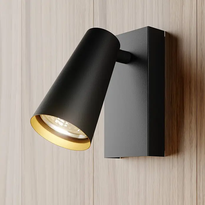 Lucande Deckenstrahler Angelina - schwarz, schwarz, GU10 - Schwarze Wandleuchte mit goldener Innenseite, an einer Holzwand montiert.