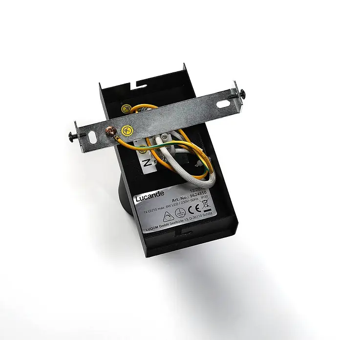 Lucande Deckenstrahler Angelina - schwarz, schwarz, GU10 - Innenansicht eines schwarzen Metall-Leuchtengehäuses mit verzinkter Halterung und elektrischer Verdrahtung für eine GU10 LED-Lampe.
