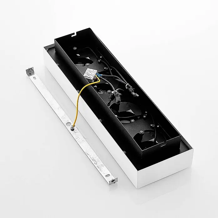 Arcchio Deckenstrahler Vince - weiß / opal, weiß / opal, GU10 - Rechteckige Leuchte mit weißem Gehäuse, schwarzem Innenraum, sichtbarer Verkabelung, Klemmenblock und separater Metall-Montageschiene mit gelbem Erdungskabel.