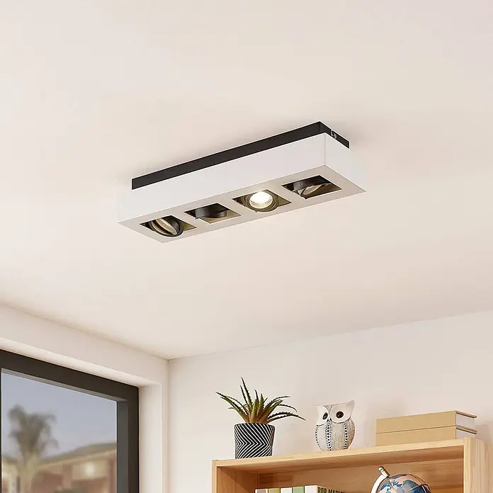 Arcchio Deckenstrahler Vince - weiß / opal, weiß / opal, GU10 - Rechteckige Deckenleuchte in Weiß und Schwarz mit vier verstellbaren Strahlern, an einer Decke über einem Regal montiert.