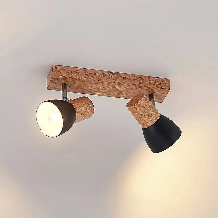 Lindby Deckenstrahler Tonja - L x B x H: 32,2 x 8 x 14,5 cm, Holz hell, E14 - Deckenstrahler aus Holz mit zwei verstellbaren Leuchten, eine dunkelbraun und Holz, die andere schwarz und Holz, beide leuchten.