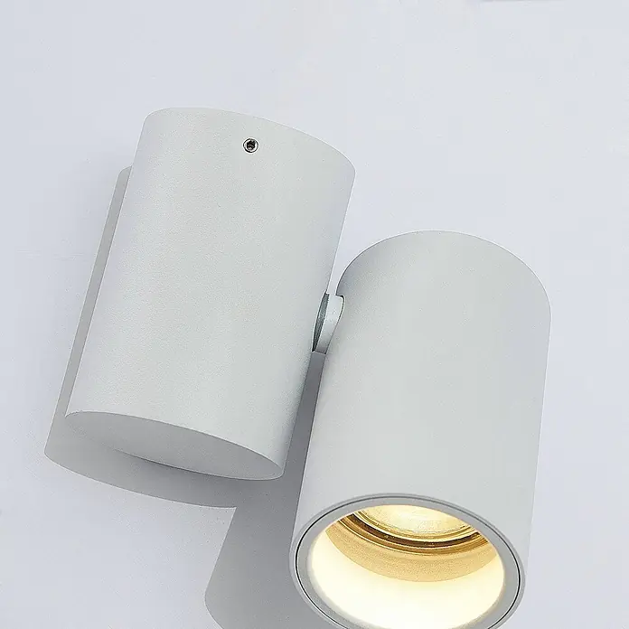 Arcchio Deckenstrahler Gesina - weiß / opal, weiß / opal, GU10 - Zwei verstellbare weiße zylindrische Wandleuchten, eine mit warmem Licht beleuchtet.