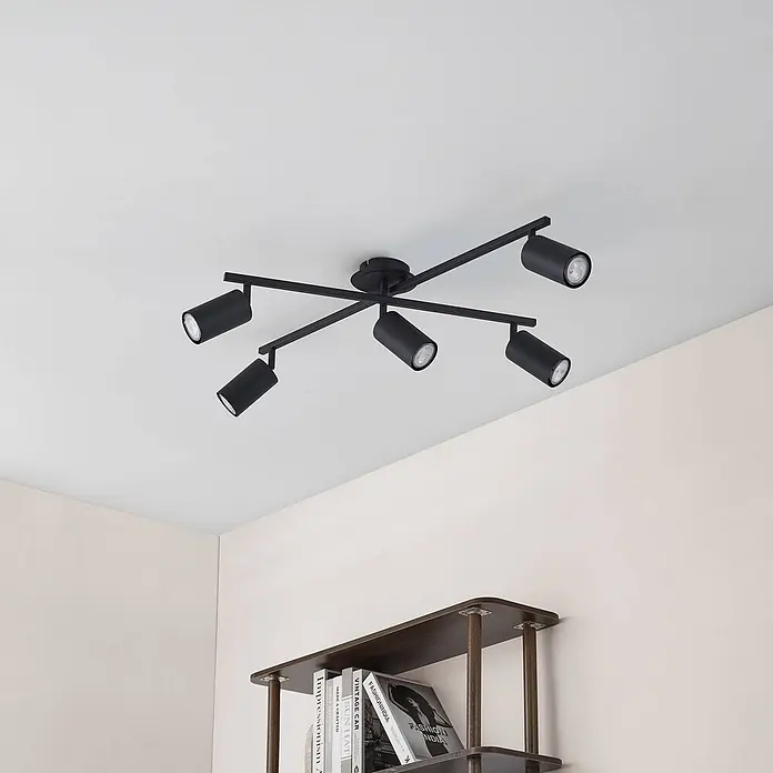 Lindby Deckenstrahler Joffrey - L x B x H: 77,5 x 57,5 x 22,5 cm, schwarz, schwarz, GU10 - Schwarze Deckenleuchte aus Metall mit sechs verstellbaren Strahlern, an Decke über einem Bücherregal montiert.