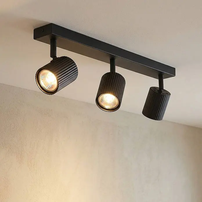 Lindby Deckenstrahler Kardis - L x B x H: 45 x 6 x 16 cm, alu / grau / zink, alu / grau / zink, GU10 - Schwarze Deckenleuchte mit drei gerippten Strahlern, zwei beleuchten eine Wand von oben.