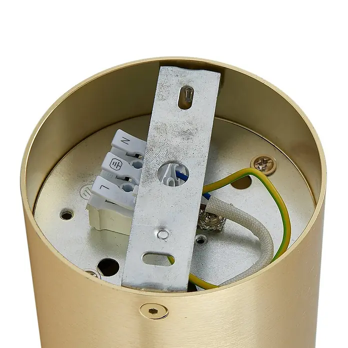 Arcchio Deckenstrahler Jolina - messing / gold, GU10 - Innenansicht einer zylindrischen goldfarbenen Leuchte mit Klemmenblock, Verkabelung und Montagehalterung.