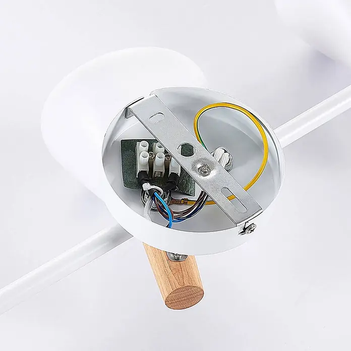 Lindby Deckenstrahler Arina - weiß / opal, weiß / opal, E14 - Innenansicht einer weißen Deckenleuchte mit Verkabelung, Metallhalterung, Klemmenblock und elektrischen Anschlüssen, inklusive Holzakzent.