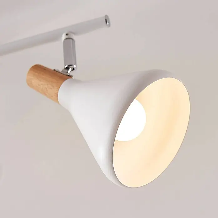 Lindby Deckenstrahler Arina - weiß / opal, weiß / opal, E14 - Weißer Schienenstrahler mit Holz-Akzent, Chrombefestigung und warm leuchtender Glühbirne auf einer weißen Schiene.