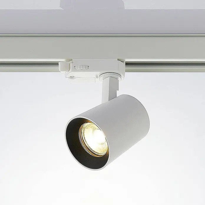 Arcchio Deckenstrahler Iavo - weiß / opal, weiß / opal, GU10 - Weiße zylindrische Stromschienenleuchte mit leuchtender Glühbirne, auf einer Schiene montiert.