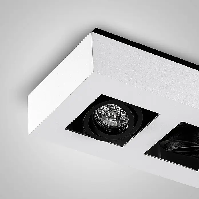 Arcchio Deckenstrahler Vince - weiß / opal, weiß / opal, GU10 - Weiße, lineare Aufputzleuchte mit mehreren schwarzen quadratischen Strahlern, einer mit strukturierter klarer Linse.