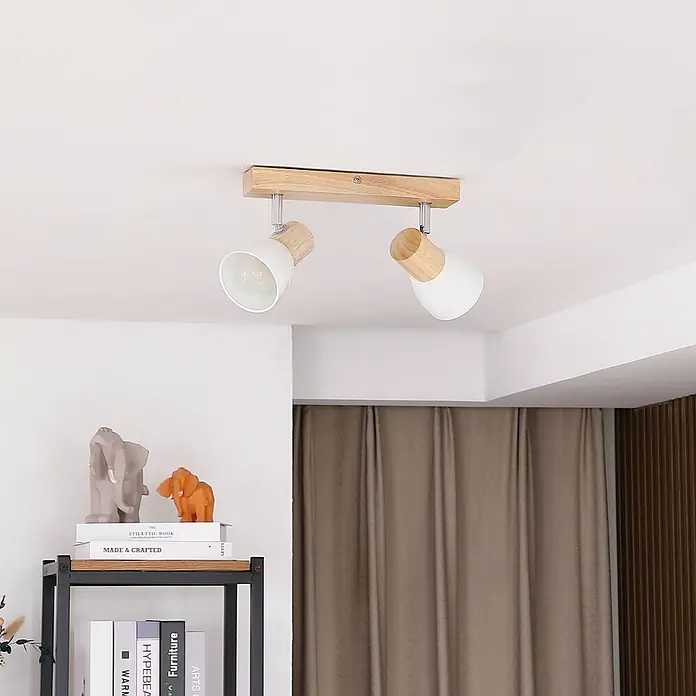 Lindby Deckenstrahler Thorin - Holz hell, E14 - Deckenleuchte mit zwei Spots, Holzsockel und weißen Schirmen.