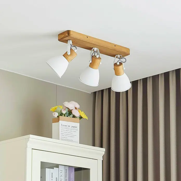Lindby Deckenstrahler Merela - Holz hell, E14 - Moderne Deckenleuchte mit rechteckigem Holzsockel und drei verstellbaren Strahlern mit weißen Metallschirmen und Naturholzakzenten.