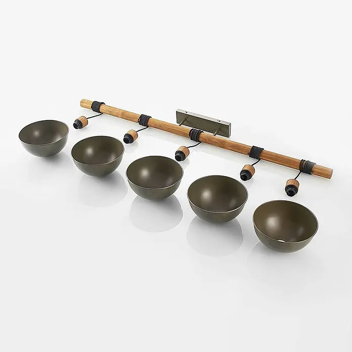 Lindby Pendelleuchte Durbis - L x B x H: 149 x 25 x 180 cm, schwarz, Holz natur, dunkelgrau, E27 - Fünf dunkelgrüne Metallschalen hängen an einer hellen Holzleiste mit schwarzen Schnüren und Holzknöpfen, befestigt an einer grauen Metallhalterung.