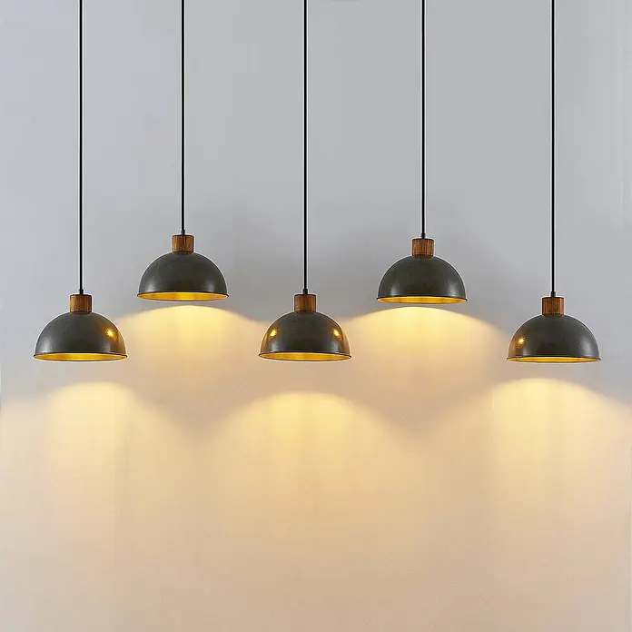 Lindby Pendelleuchte Durbis - L x B x H: 149 x 25 x 180 cm, schwarz, Holz natur, dunkelgrau, E27 - Fünf dunkelgraue Metall-Pendelleuchten mit goldener Innenseite und Holzdetails, die warmes Licht nach unten werfen.