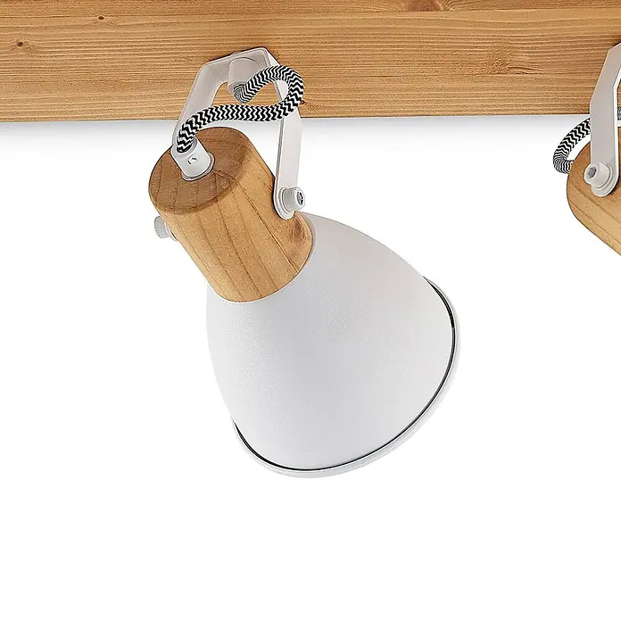 Lindby Deckenstrahler Merela - Holz hell, E14 - Weißer Strahler mit Holzbasis, aufgehängt an einem Holzbalken mit weißer Halterung und schwarz-weißem Textilkabel.
