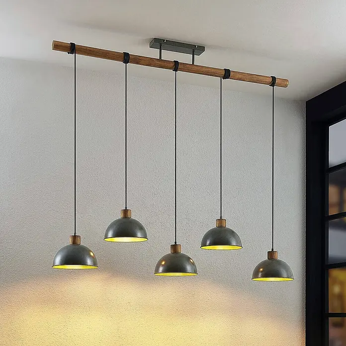 Lindby Pendelleuchte Durbis - L x B x H: 149 x 25 x 180 cm, schwarz, Holz natur, dunkelgrau, E27 - Fünfflammige Pendelleuchte mit grauen Metallkuppelschirmen, Holzdetails, schwarzen Kabeln und einer horizontalen Holzstangenaufhängung.