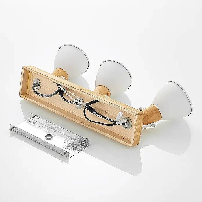 Lindby Deckenstrahler Merela - Holz hell, E14 - Demontierte Deckenleuchte mit Holzsockel, drei weißen Strahlern und Metallhalterung, die die Verkabelung zeigt.