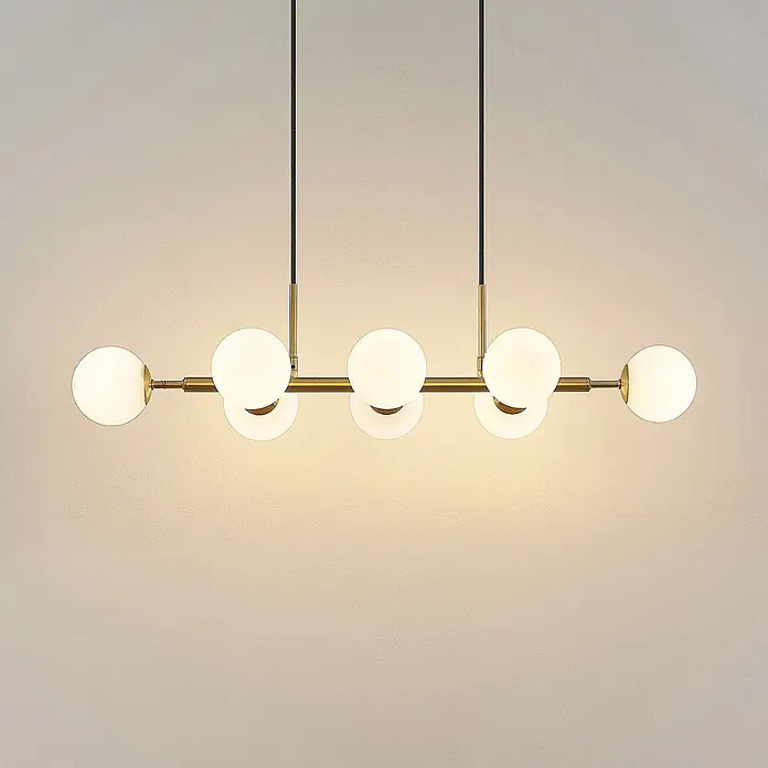 Lindby Pendelleuchte Kiamo - L x B x H: 82,5 x 32,5 x 10 cm, weiß / opal, messing matt, opalweiß, G9 - Moderne goldene lineare Hängelampe mit acht weißen kugelförmigen Leuchten.
