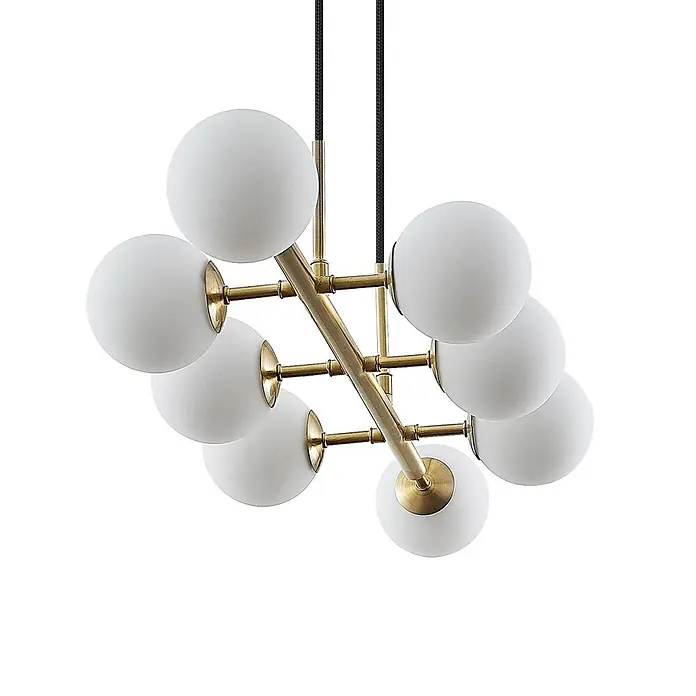 Lindby Pendelleuchte Kiamo - L x B x H: 82,5 x 32,5 x 10 cm, weiß / opal, messing matt, opalweiß, G9 - Moderner Kronleuchter mit mehreren weißen kugelförmigen Glasschirmen und einem messingfarbenen Metallrahmen, an schwarzen Kabeln hängend.