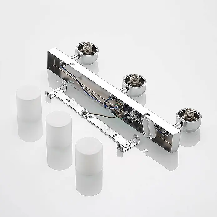 Lindby Deckenstrahler Alimari - L x B x H: 40 x 5 x 11,5 cm, chrom / silber, G9 - Zerlegte Chrom-Leuchte mit drei Fassungen, interner Verkabelung, Halterung und drei separaten weißen Glaszylindern.