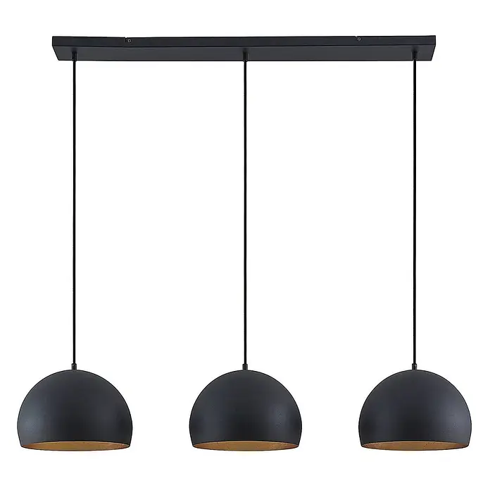 Lindby Pendelleuchte Tarjei - schwarz, Schwarz, gold, E27 - Drei schwarze Metall-Pendelleuchten mit goldener Innenseite, von einer rechteckigen schwarzen Leiste hängend.