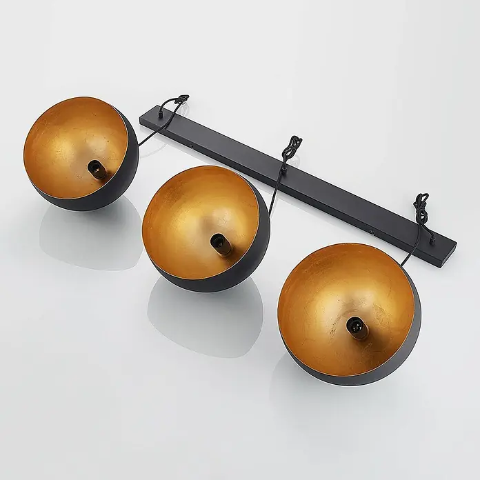 Lindby Pendelleuchte Tarjei - schwarz, Schwarz, gold, E27 - Dreiflammige Pendelleuchte mit schwarzen Halbkugelschirmen und goldenen Innenseiten, an einer schwarzen Rechteckstange.